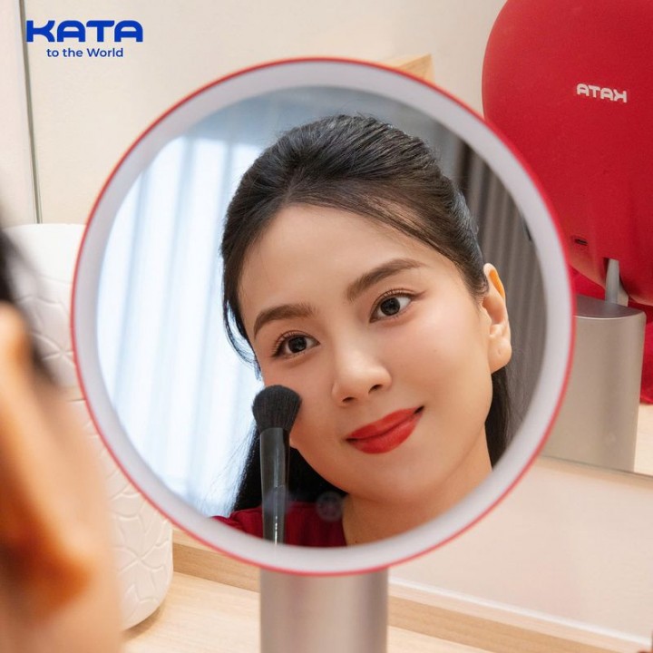 MC Mai Ngọc trang điểm với gương KATA Miro O2