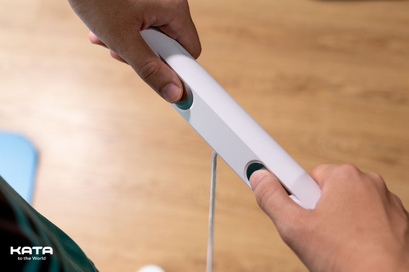 Cân điện tử sức khỏe KATA CS10E nâng cấp thêm thiết kế tay cầm đi kèm