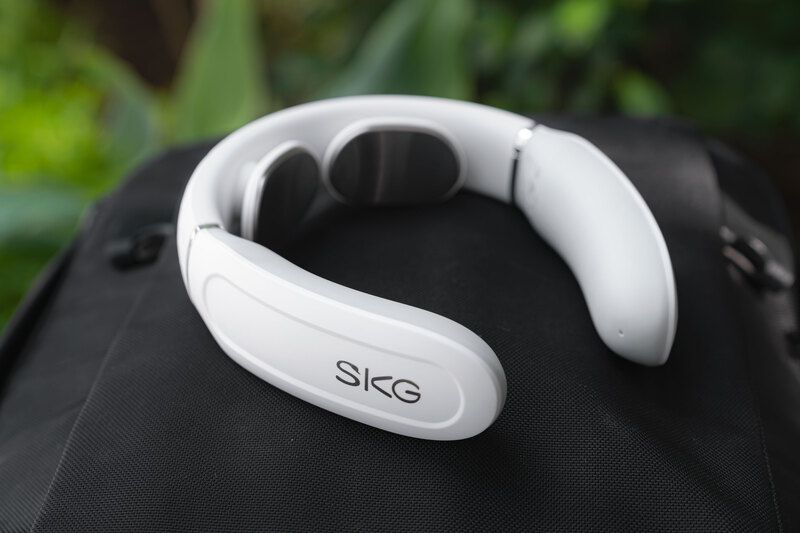SKG 4356E ấn tượng bởi thiết kế nhỏ gọn, điện cực nổi bắt mắt 