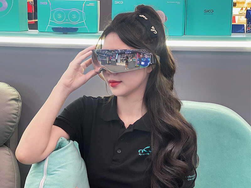Vẻ ngoài tráng gương bạc cùng thiết kế ba chiều giúp máy SKG E7-EN trở nên sang trọng, tinh tế tạo cho bạn cảm giác thoải mái khi sử dụng