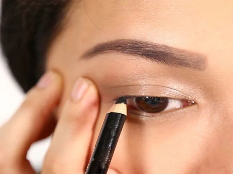 Tiến hành sử dụng bút kẻ mắt