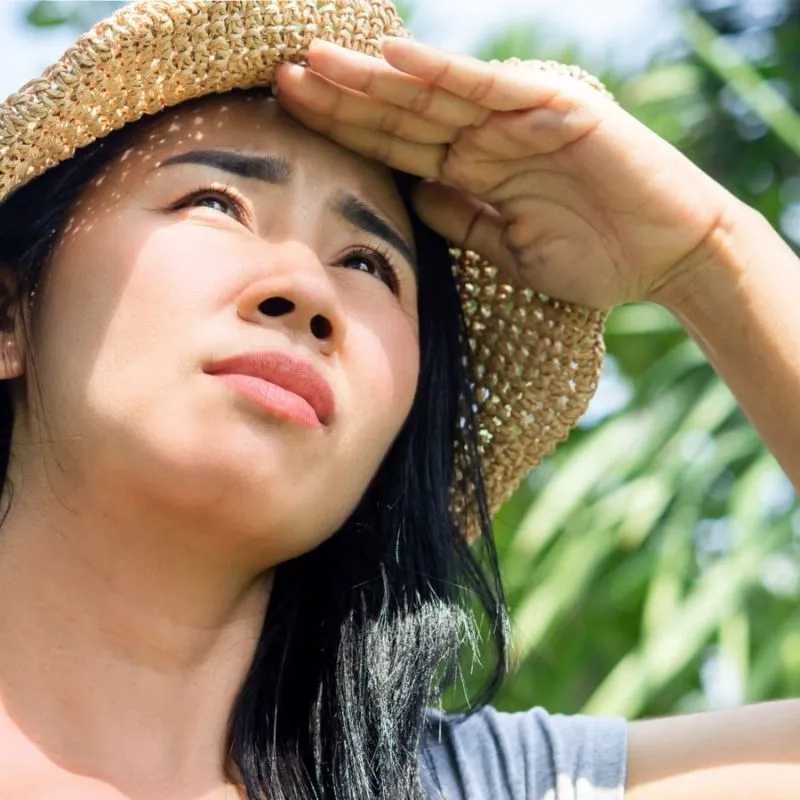 Ánh nắng mặt trời là yếu tố ngoài trời ảnh hưởng nhiều đến quá trình lão hóa da