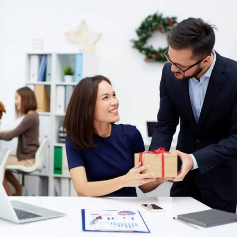 Những dịp tặng quà cho nhân viên marketing