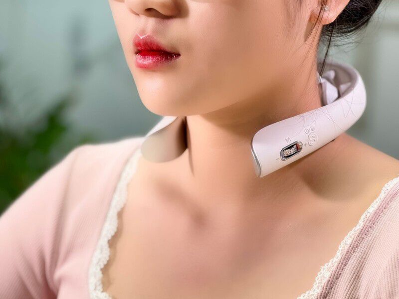 Combo Quà tặng “Công tác thoải mái” bao gồm những gì? - Máy massage cổ SKG K5-3