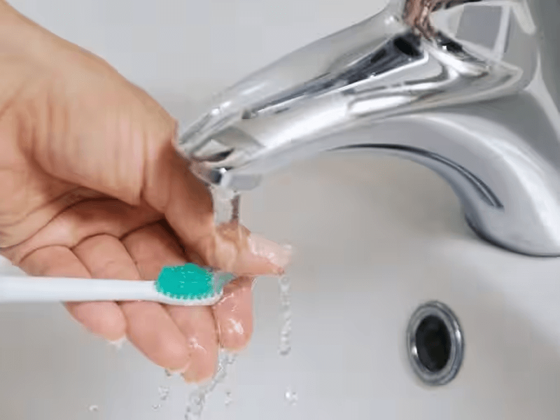Vệ sinh đầu bàn chải sau khi dùng