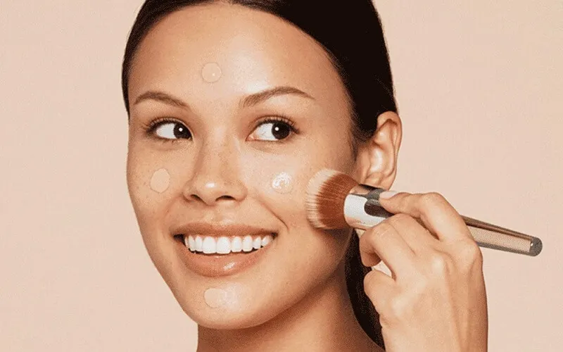 Phủ kem nền nhẹ nhàng, tránh tác động vết mụn 