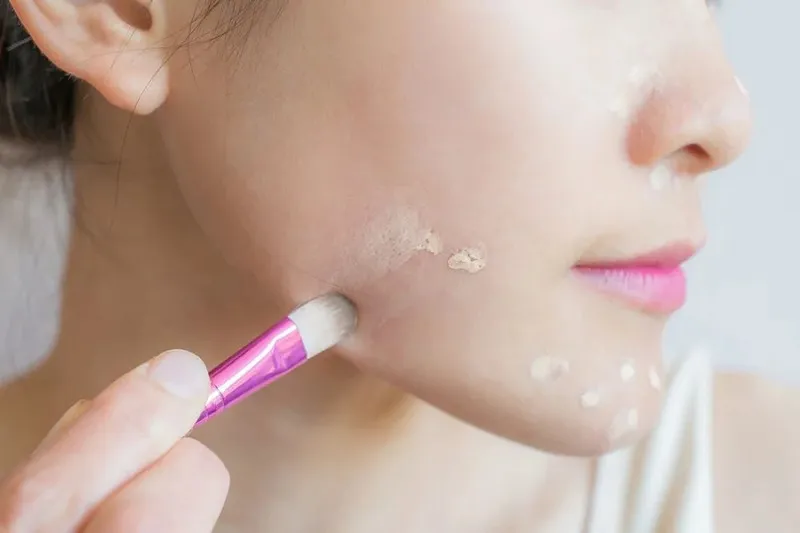  Chấm kem che khuyết điểm lên các vết mụn sưng đỏ 