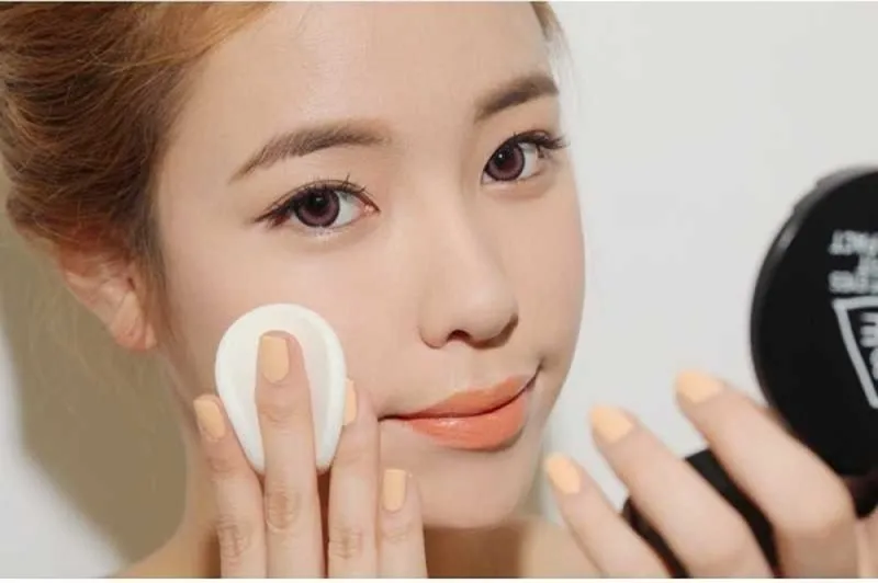 Cách Dặm Lại Lớp Trang Điểm Giữ Sự Tươi Tắn Suốt Cả Ngày 