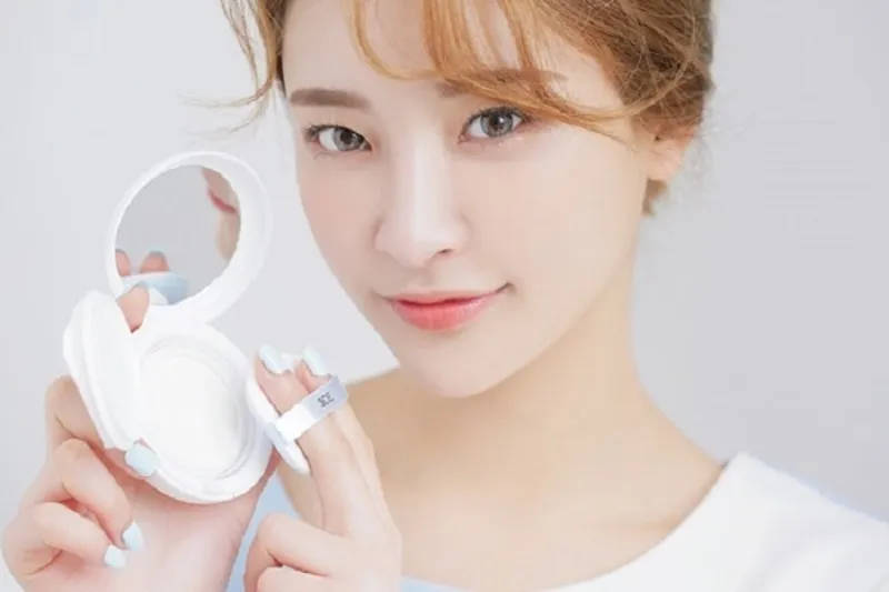 Dặm lại lớp nền với cushion và phấn phủ 