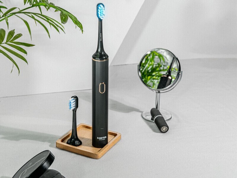 Đặt lên bàn cân bàn chải đánh răng điện KATA WT001 với một số loại bàn chải điện khác trên thị trường 