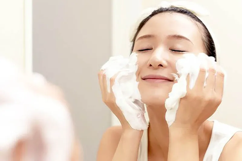  Rửa mặt lại với sữa rửa mặt và lau khô 