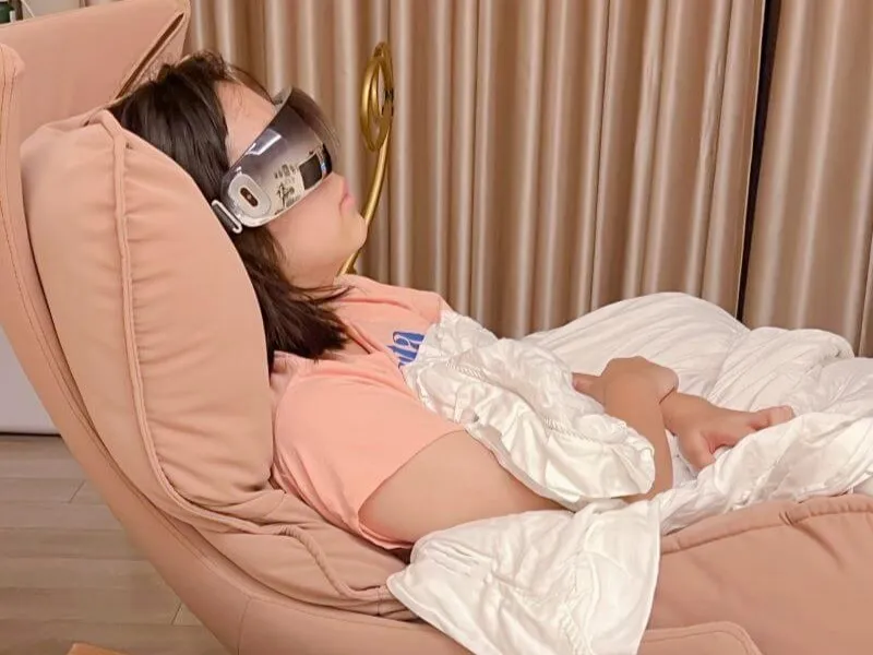 Lợi ích khi chăm sóc da vùng mắt bằng máy massage mắt là gì?